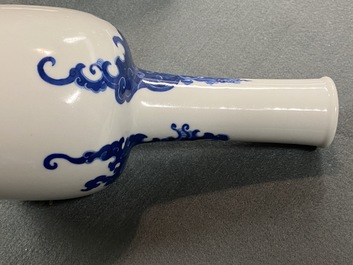 Un vase en porcelaine de Chine en bleu et blanc &agrave; d&eacute;cor d'un ph&eacute;nix, 19/20&egrave;me